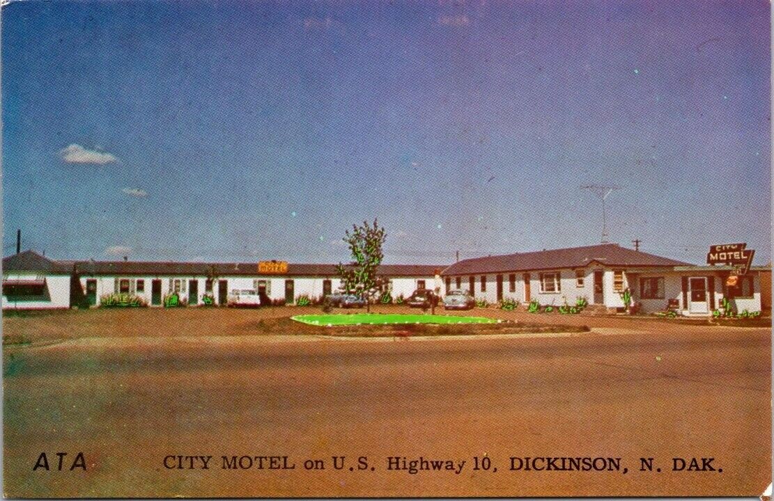 Dickinson ND City Motel 1950s Autos North Dakota postcard DQ5