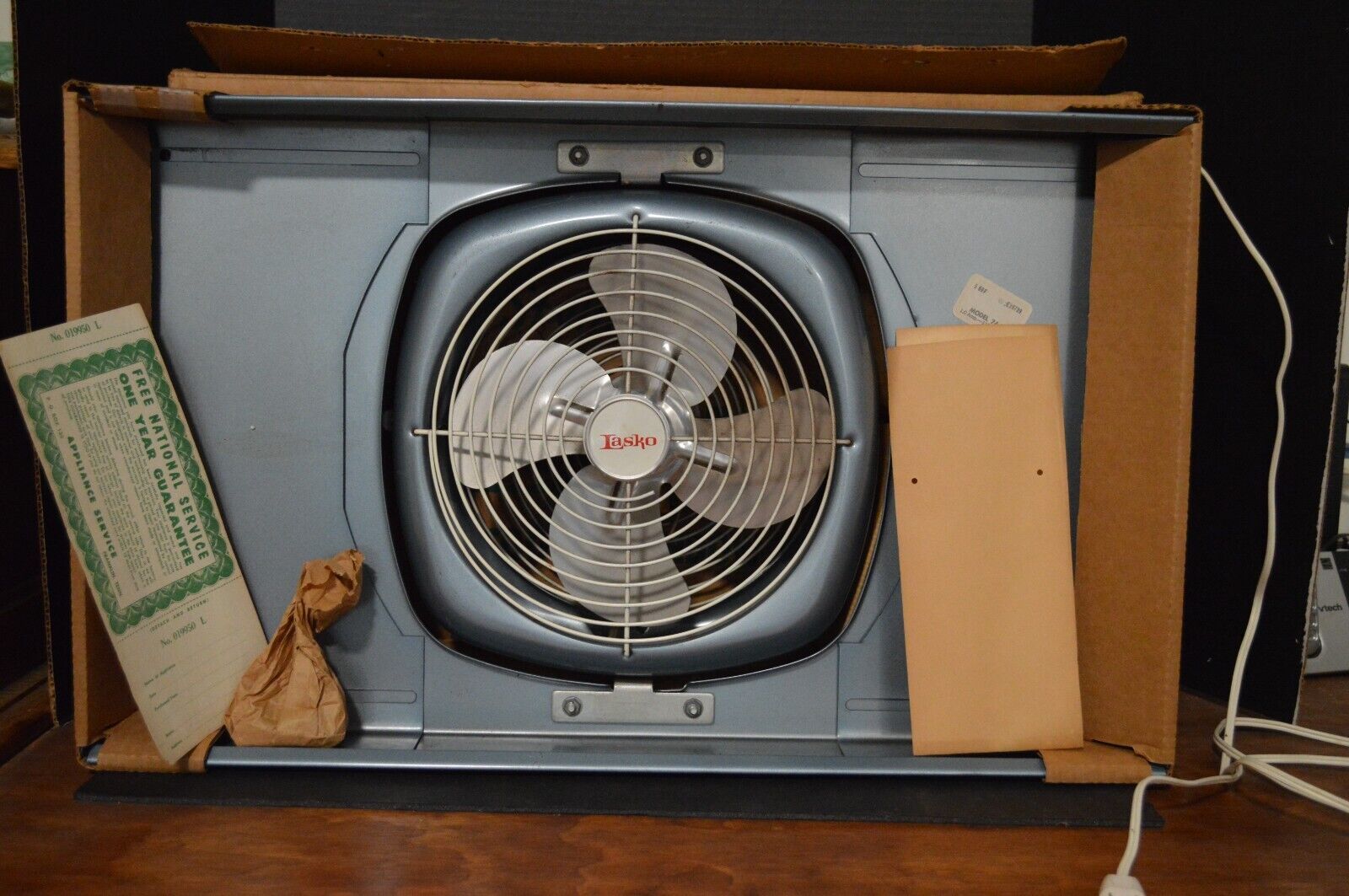 Vintage 1960\'s Retro Lasko Blue Reversible Fan Window Fan Model 7410 Box New