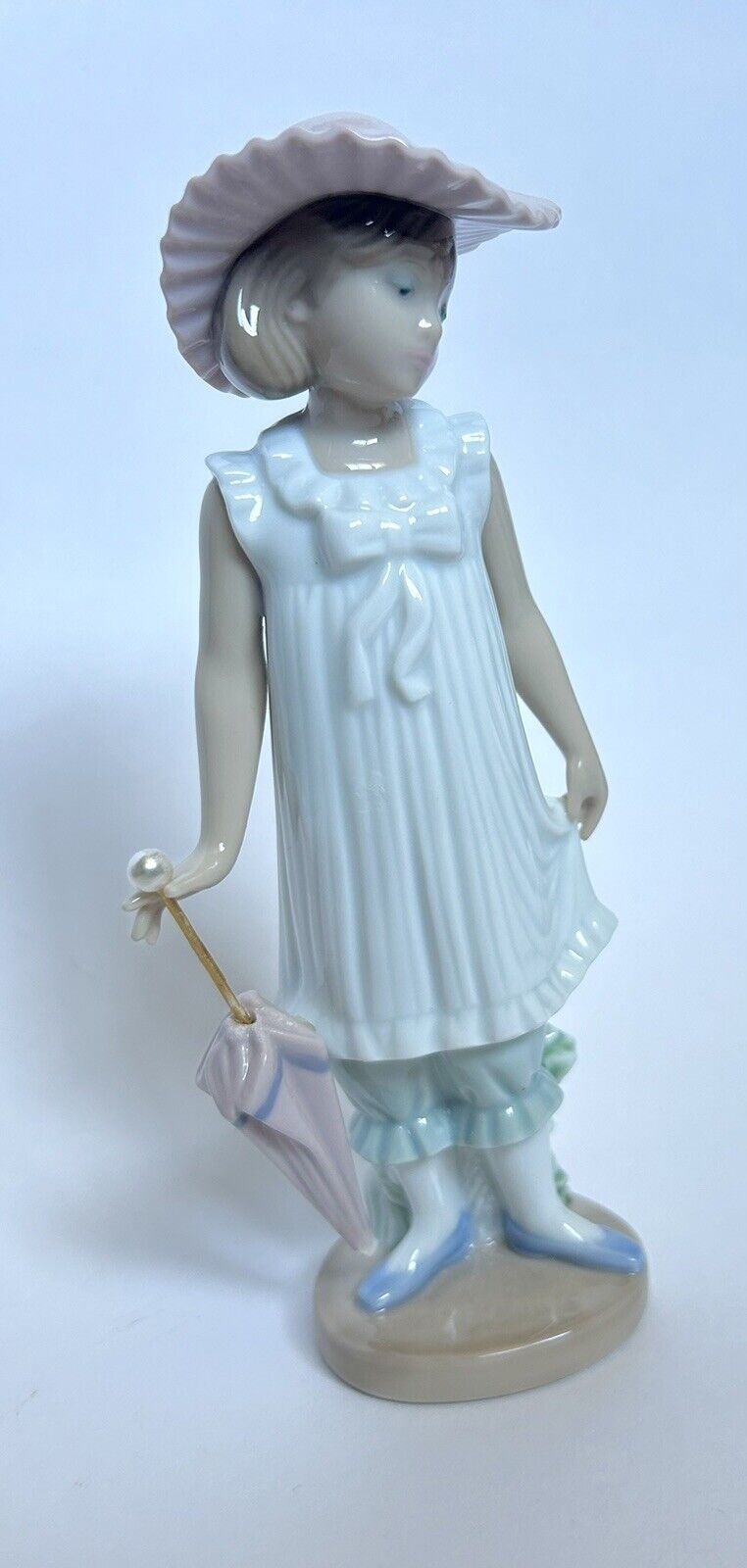 Nao By Lladro #1126 April Showers Porcelain Figurine Girl With Umbrella Gloss