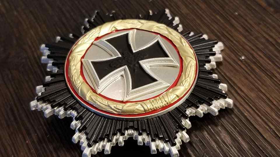 WWIl German Cross in Gold Deutsche Kreuz Award Medal Veteran With collection Box