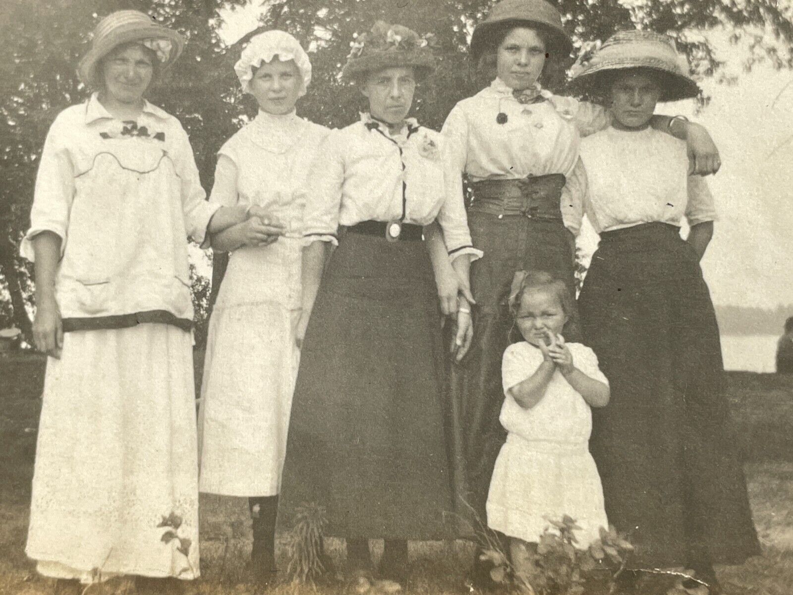 CC) Photo 1910-20\'s Group Beautiful Women Bonnet Hats Fashion Style Affectionate