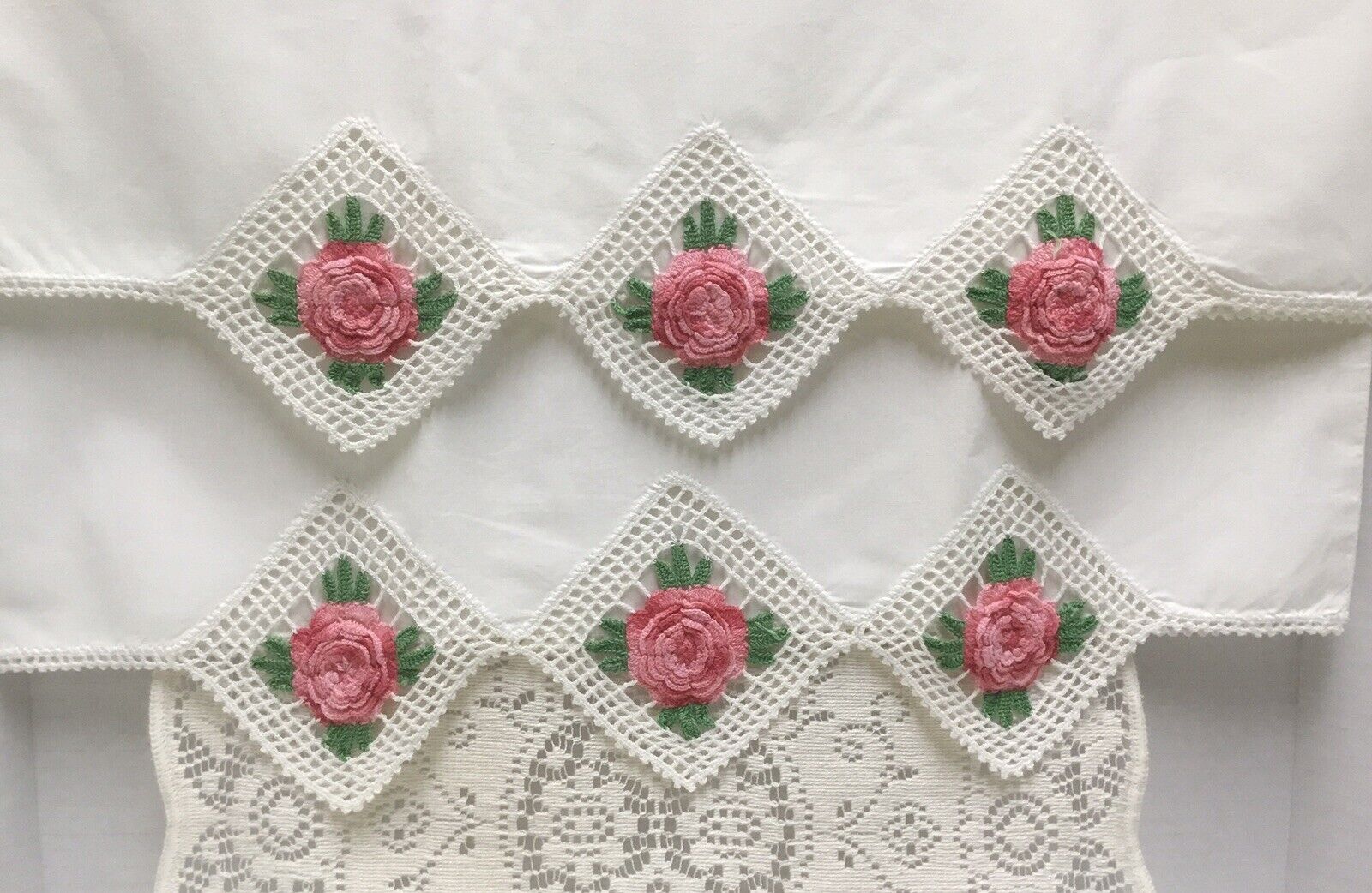Pair Vintage Handmade Pretty Pink Roses Variegate Crocheted Pillowcases 20 X 30