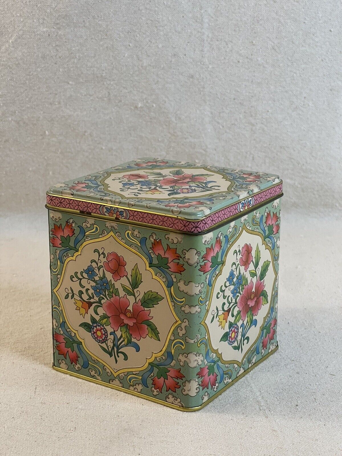 Vintage Tin by DAHER Long Island, N.Y. Made in England Hinged Lid Pink Florals