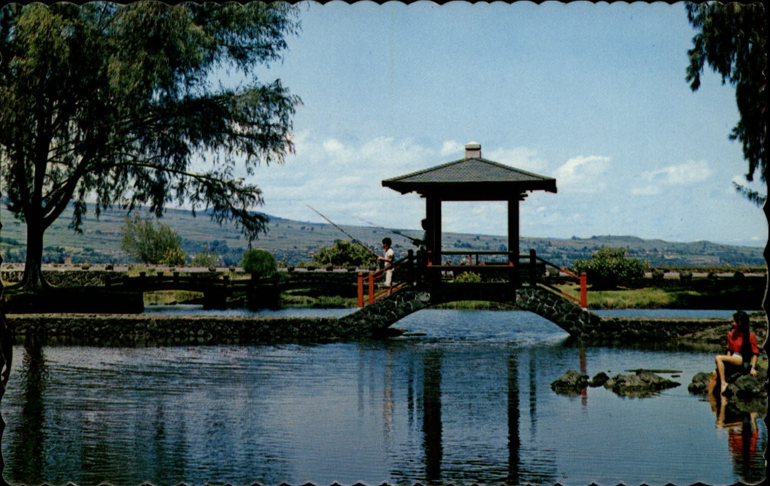 Liliuokalani gardens Waikiki Hawaii ~ fishing ~ 1970s vintage postcard
