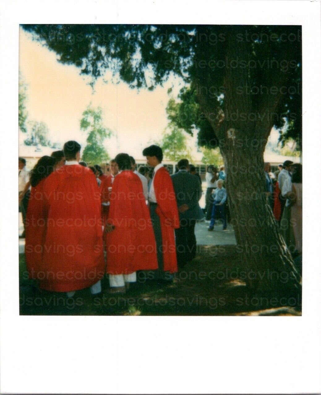 VTG 1980S FOUND PHOTO - POLAROID GRADUATION DAY STUDENTS IN RED ROBES CEREMONY