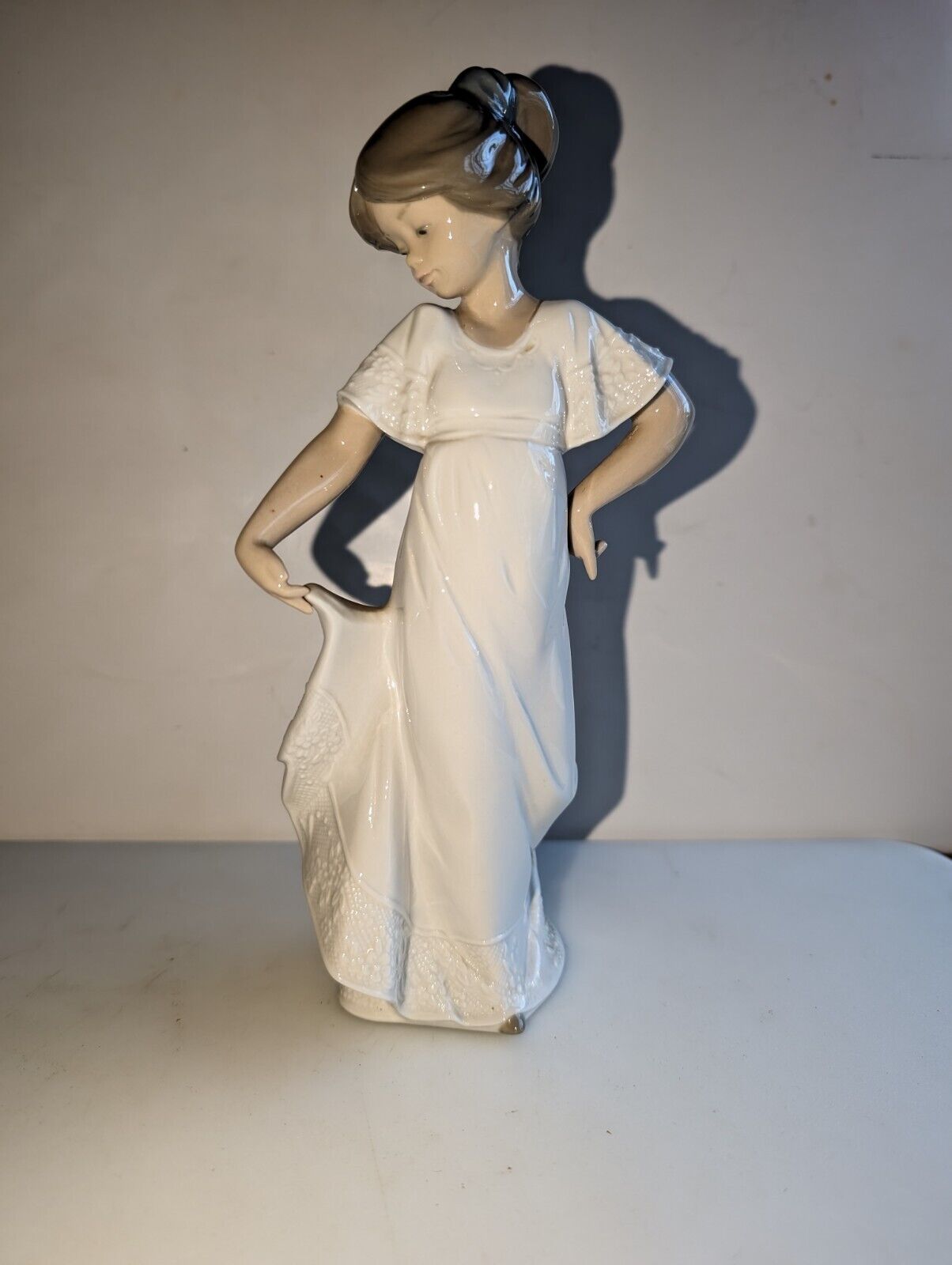 NAO by Lladro Girl Figurine # 1110 \