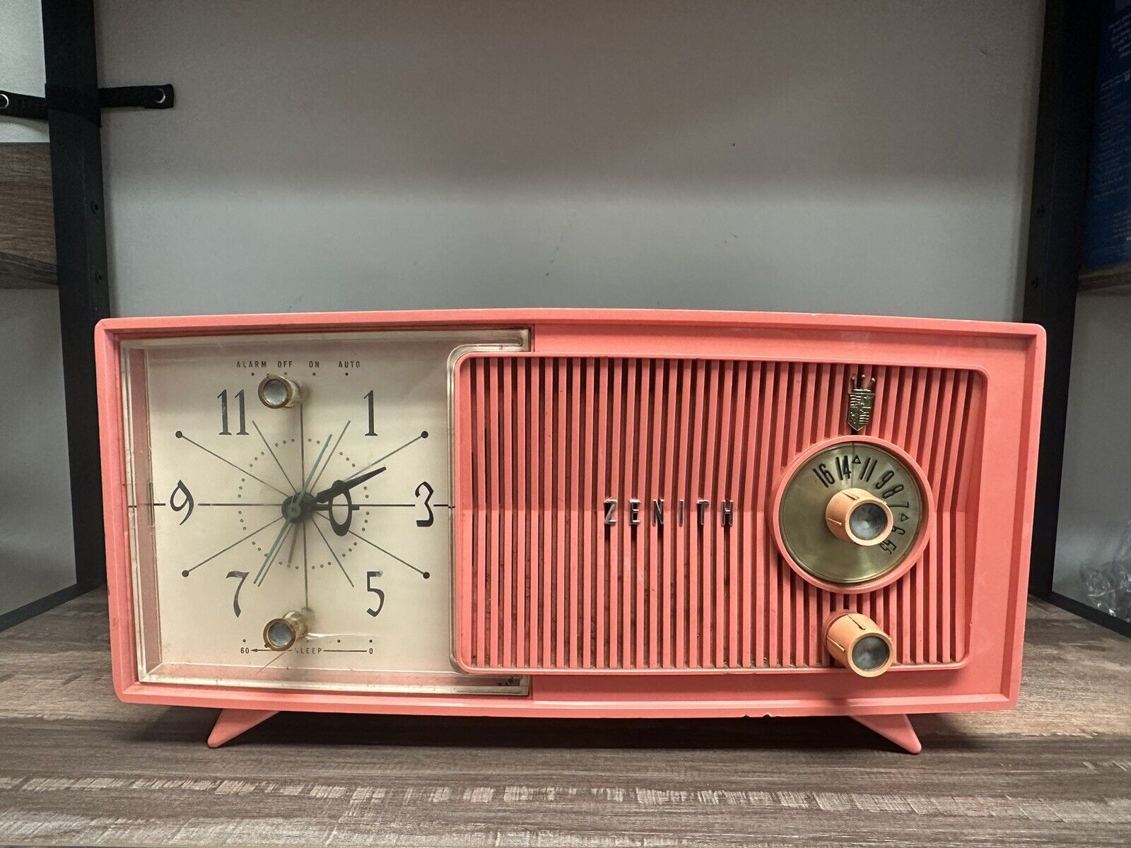 CORAL PINK MID CENTURY VINTAGE 1958 ZENITH VACUUM TUBE CLOCK RADIO MODEL E514V