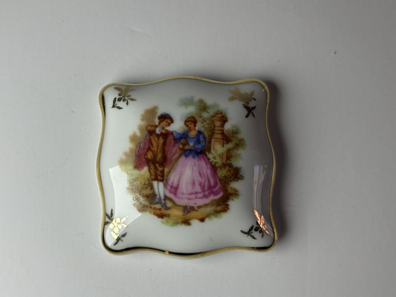 Vintage - Limoges France porcelain trinket box - Couple