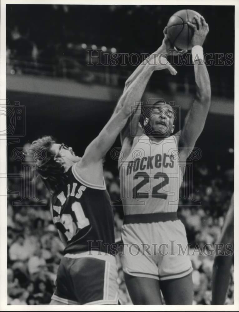 1986 Press Photo Kurt Rambis fouls Houston Rockets Basketballer Rodney McCray