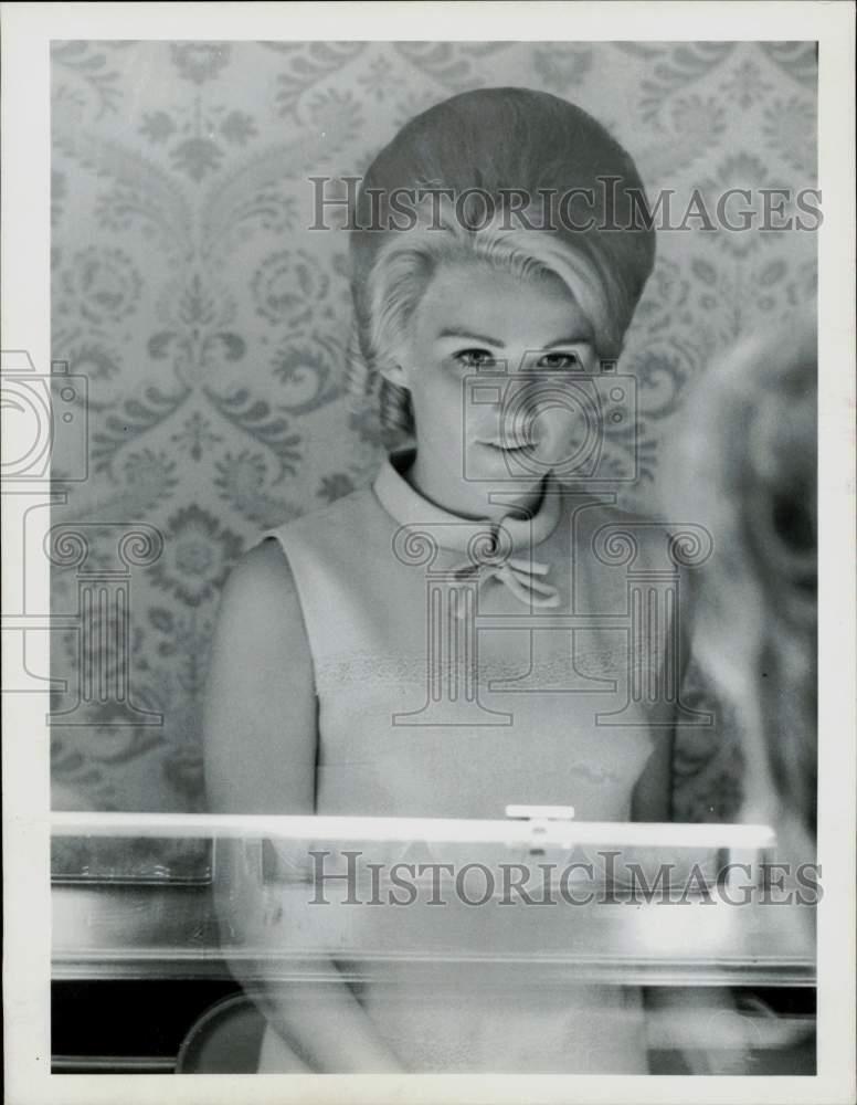 1968 Press Photo Woman ordering food at the Morrison\'s Cafeteria - lra19581