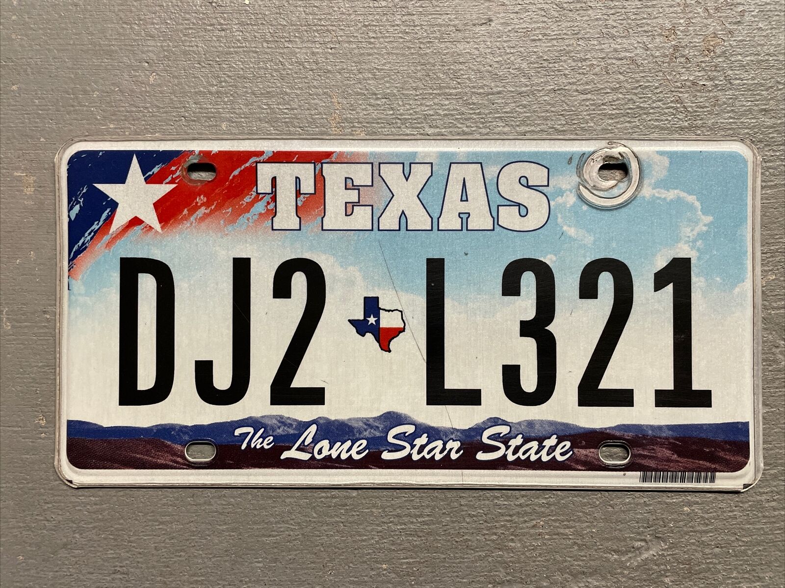 VINTAGE TEXAS LICENSE PLATE THE LONE STAR STATE RED/WHITE/BLUE DJ2-L321 COOL😎