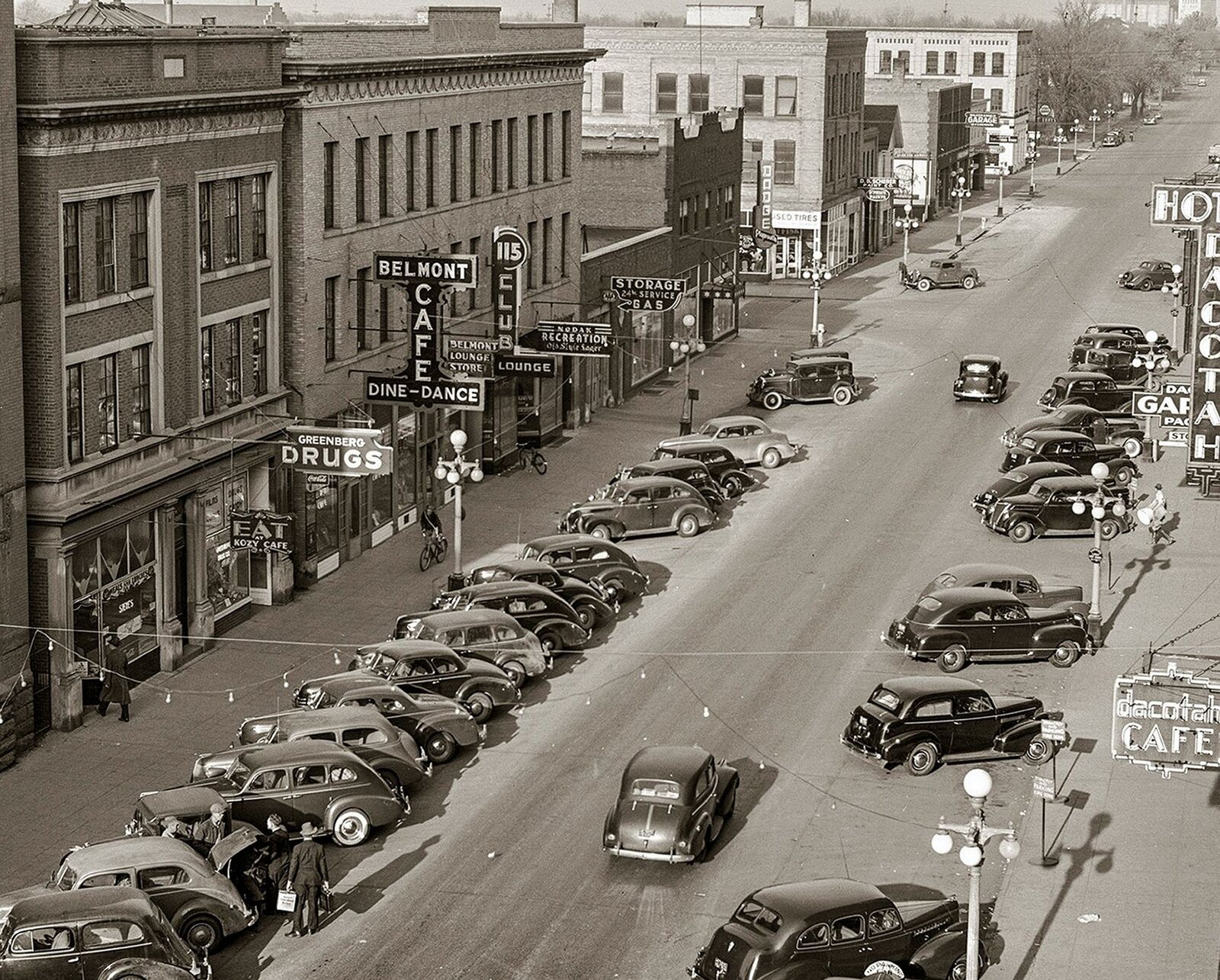 1940 GRAND FORKS ND Street Scene PHOTO  (234-H)