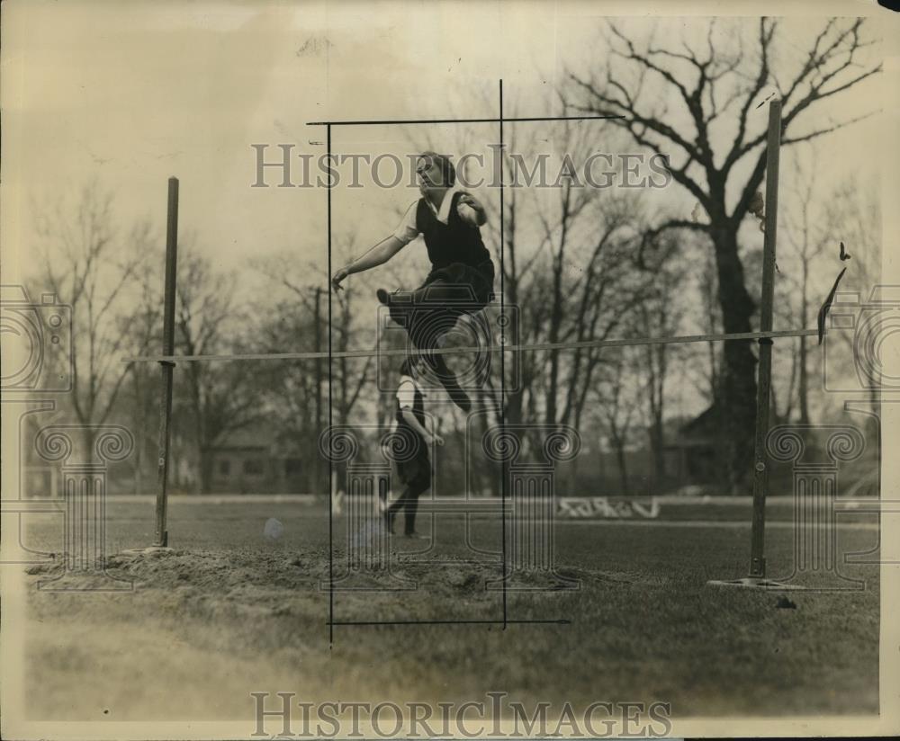 1927 Press Photo Betty Lorimer Smith College track high jump practice