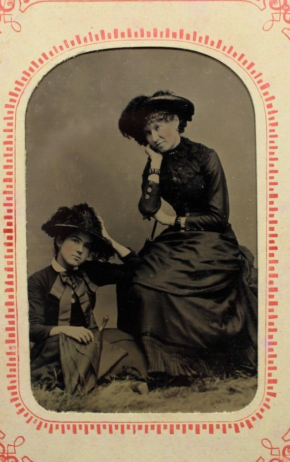 c1880/90s Tintype 2 Beautiful Women In Playful Pose W Large Victorian Hat D4212