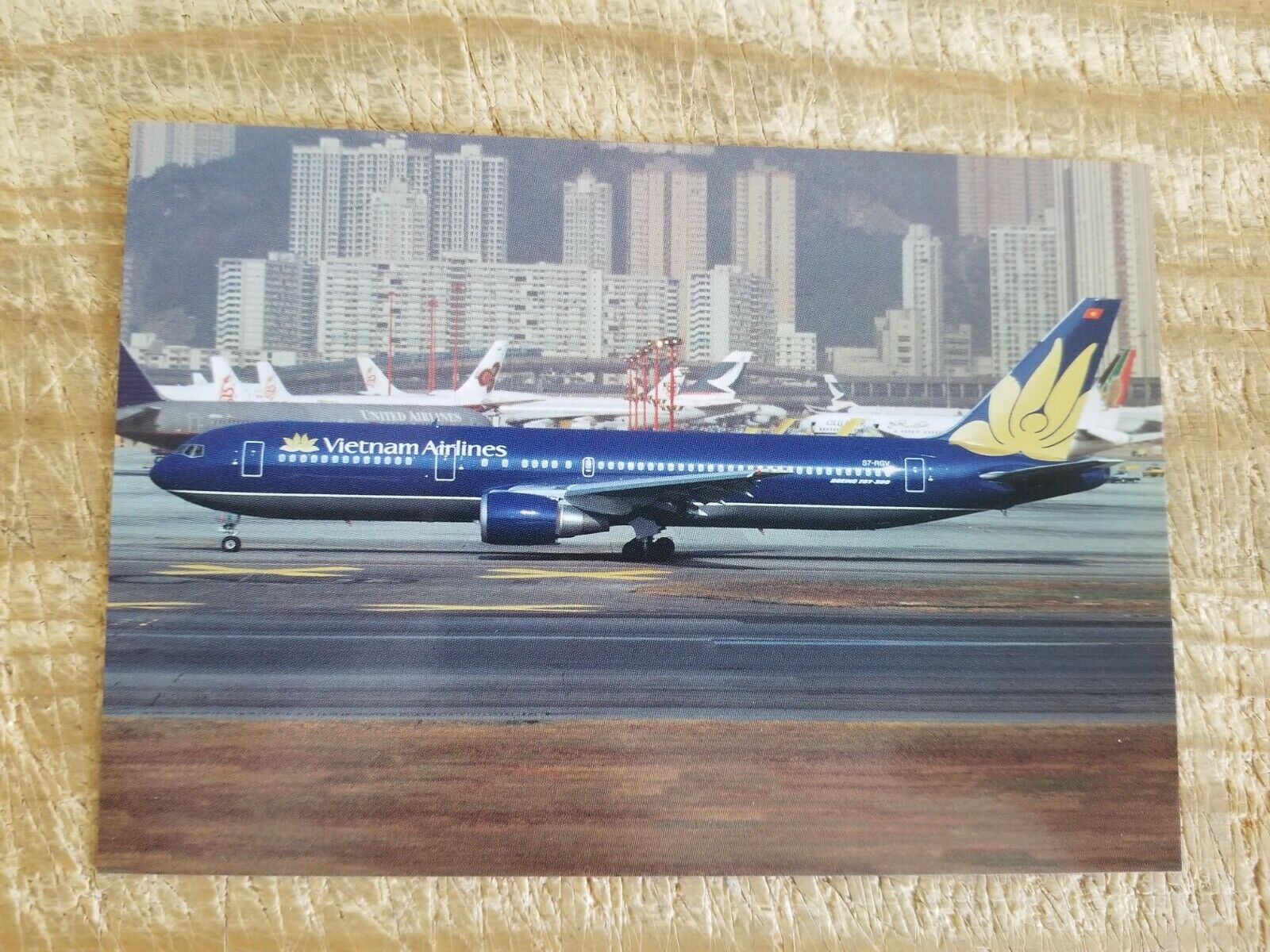 VIETNAM AIRLINES BOEING 767-324 AT HONG KONG.VT UNUSED AIRCRAFT POSTCARD*P7