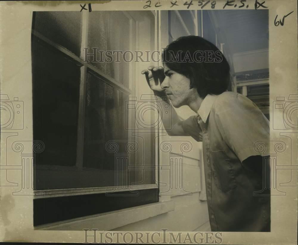 1974 Press Photo Raymond Pique shows how he discovered fire, Magazine Street