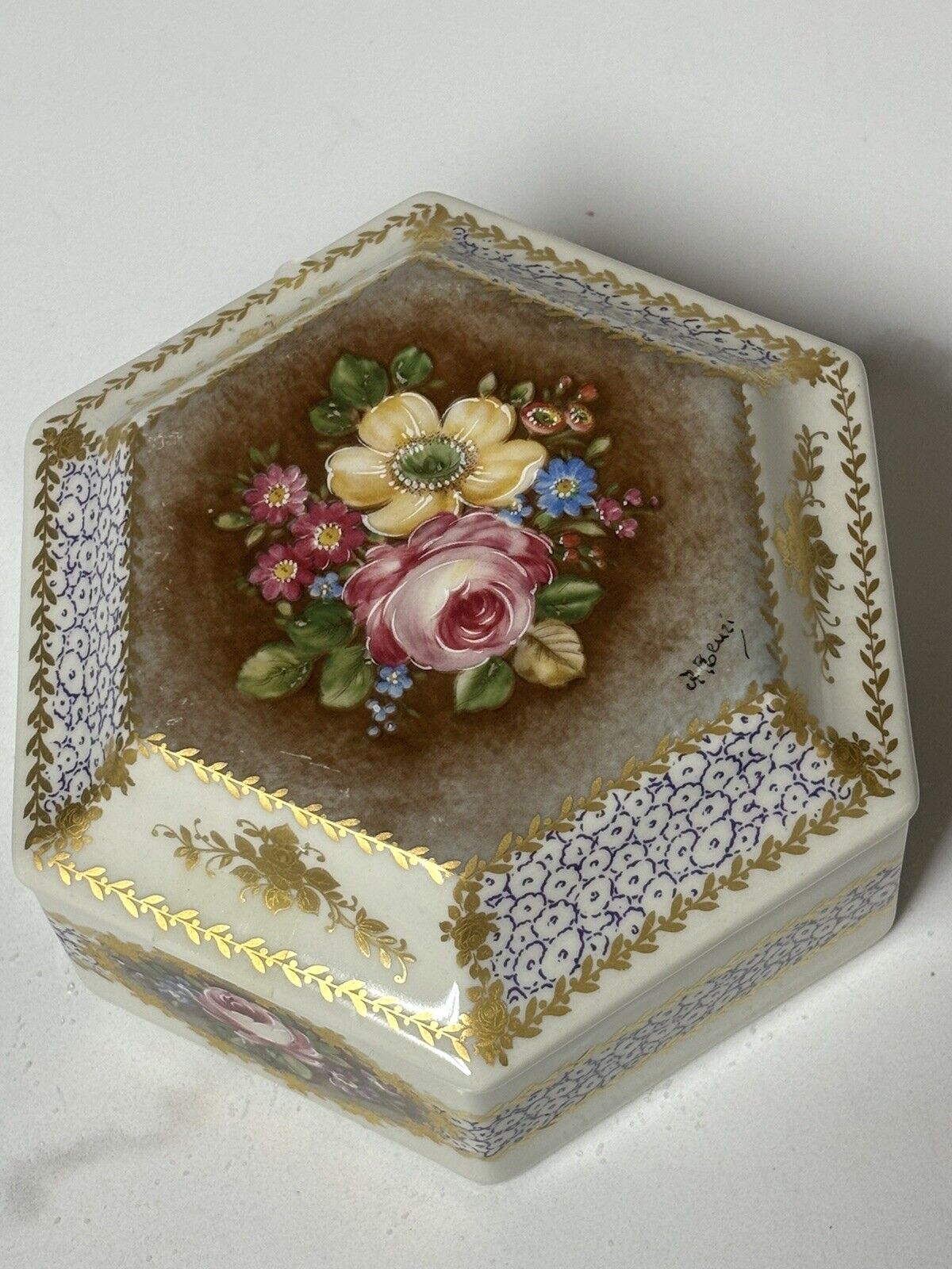 Vtg Porcelain LIMOGES Covered Trinket Box French Roses. Markings