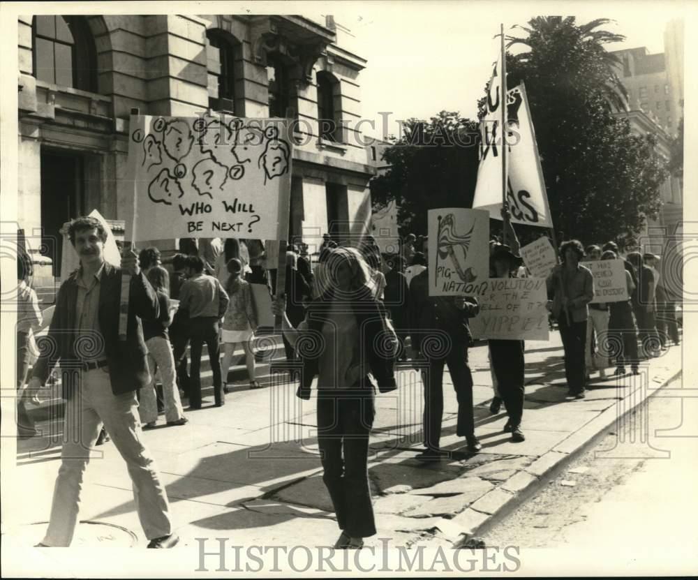 1970 Press Photo Protesters carry picket signs - noc94842