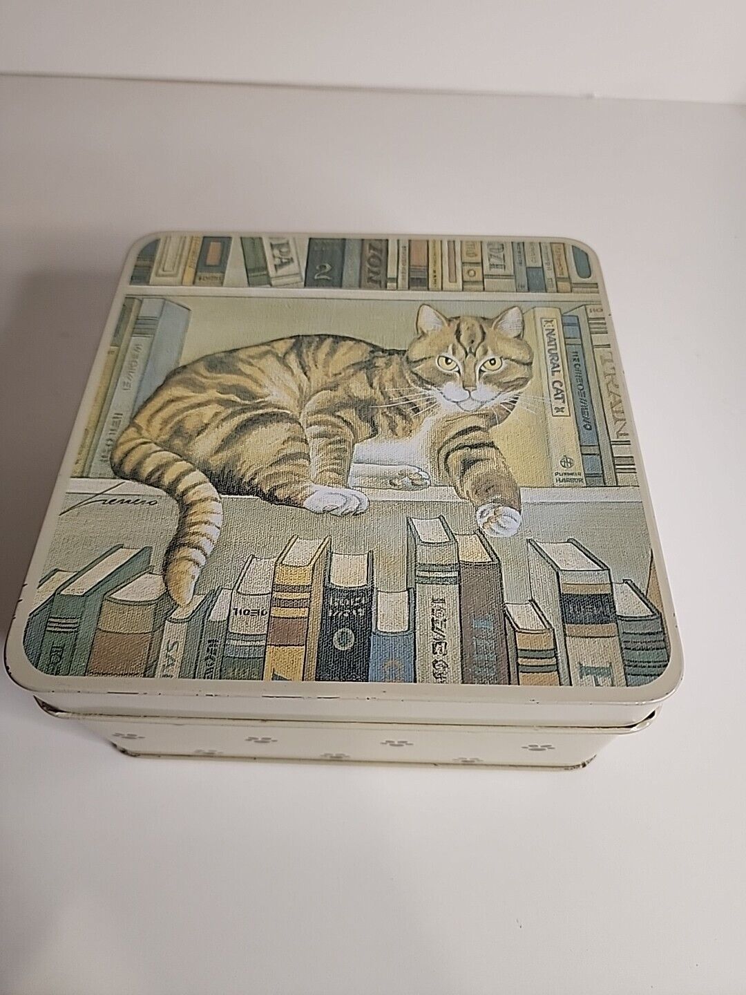 Vintage 1982 Vandor Lowell Herrero Collectible Tin Cat On Bookshelf Japan