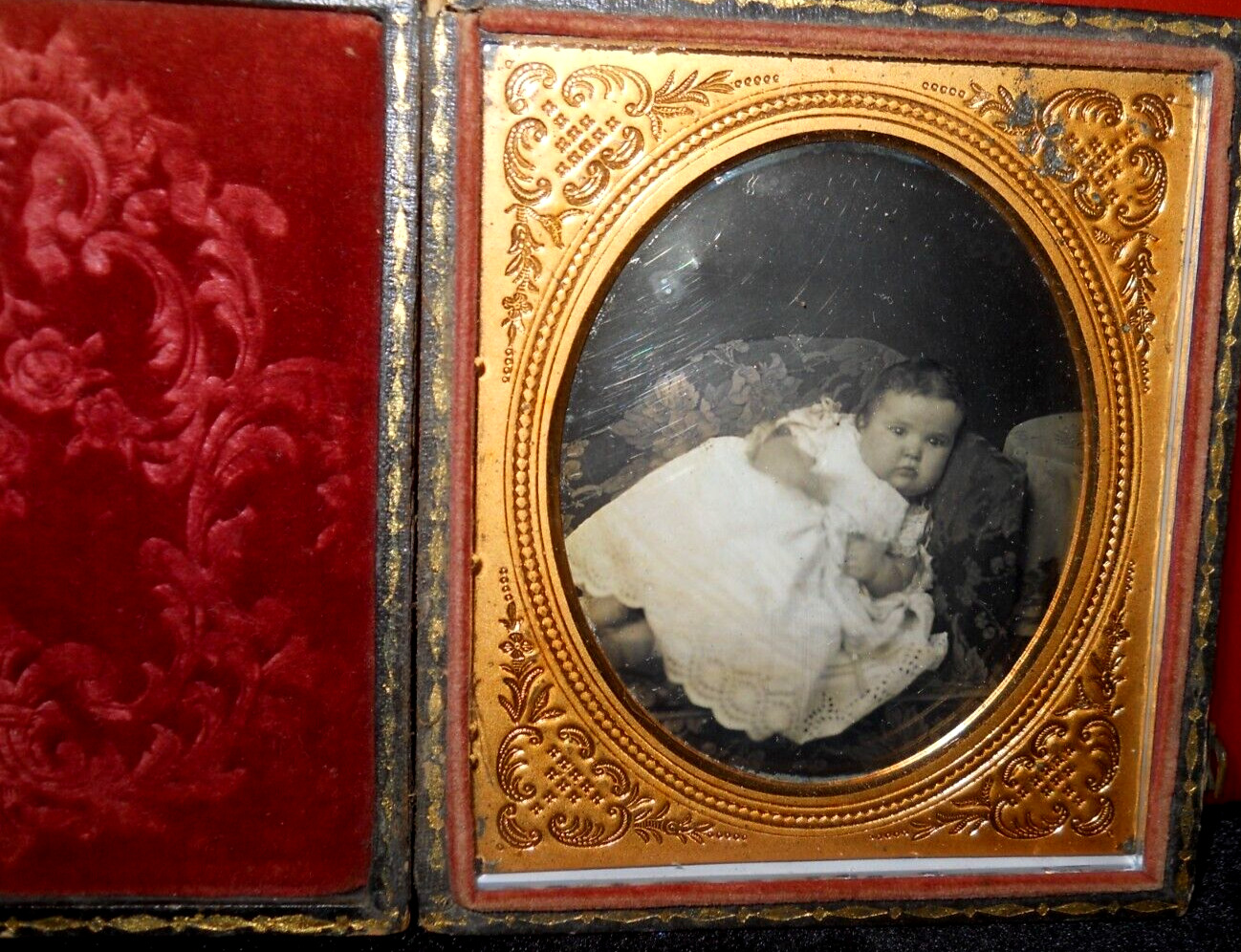 1/6th size 1856 Daguerreotype of young child in full case split hinge