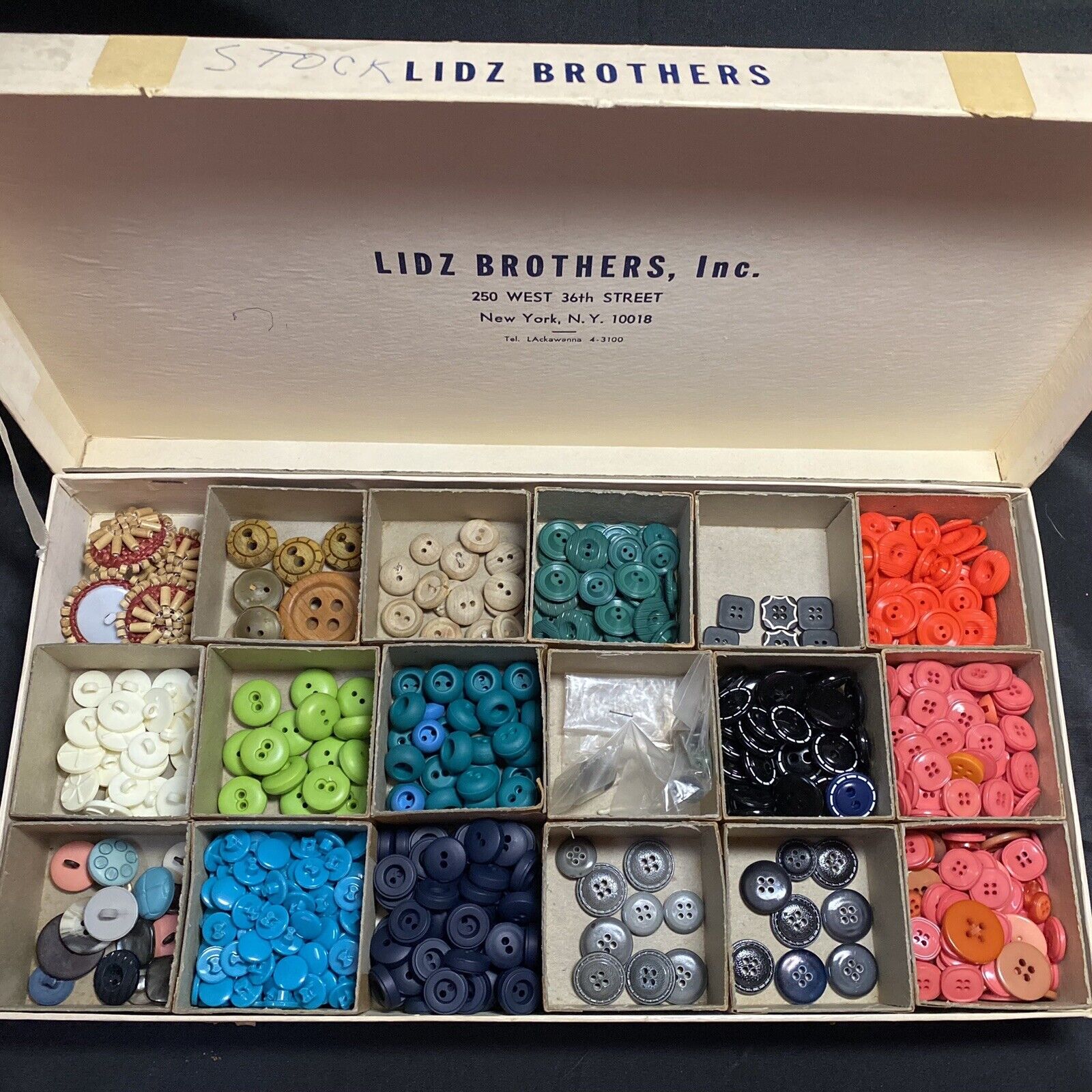 Lidz Brothers BUTTONS Original Box Retail Hundreds of Colorful Vtg Button Sets