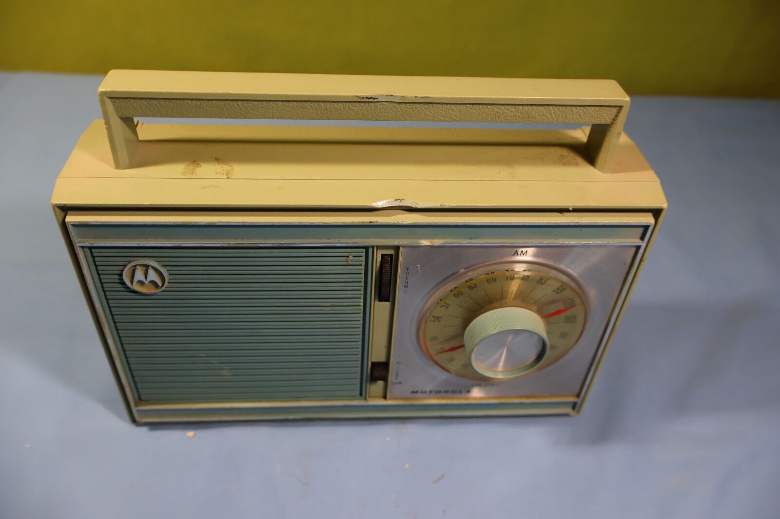 MOTOROLA Vintage Retro Turquoise Blue and Lt. Olive Green Transistor Radio AM/FM
