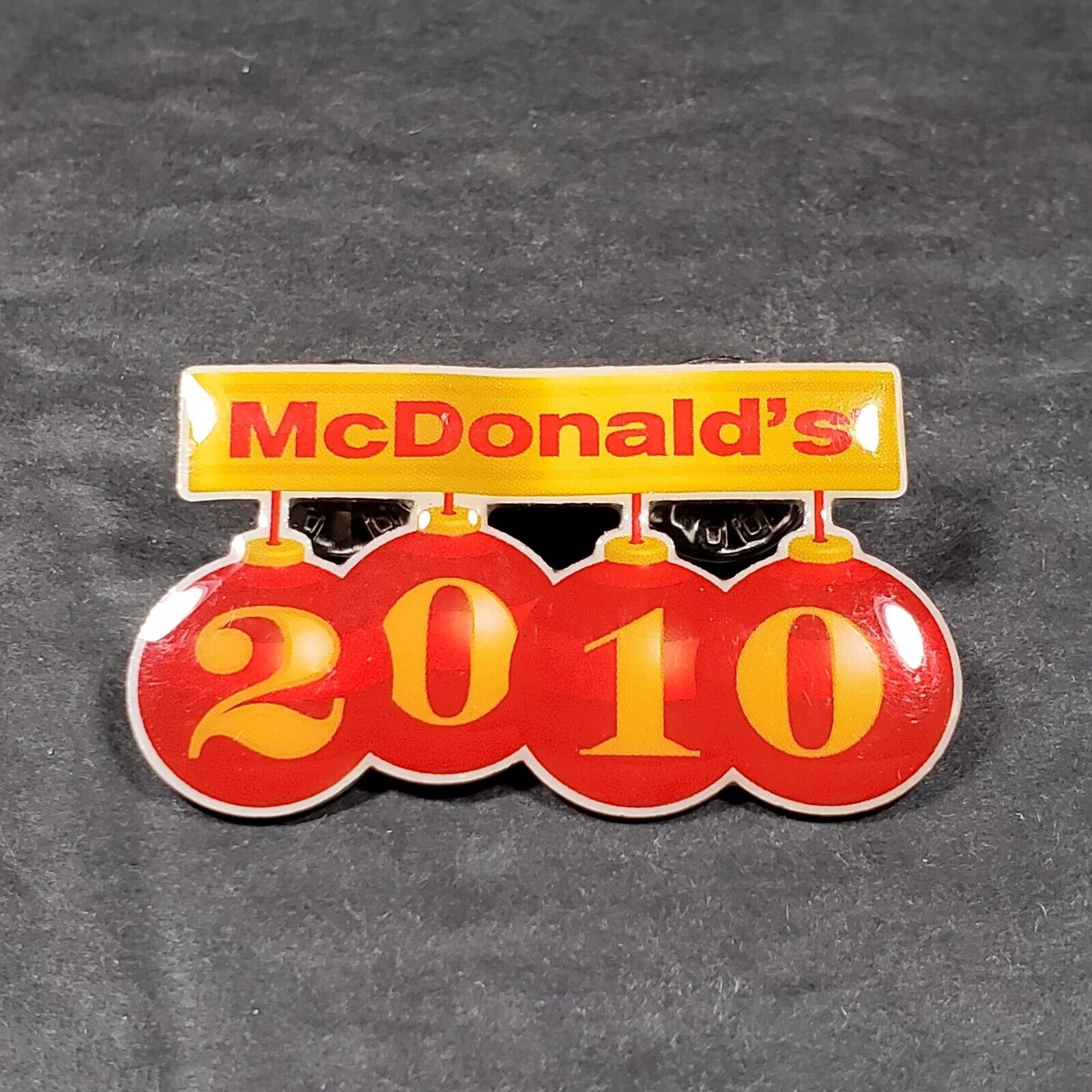 2010 McDonalds Crew Employee Lapel Hat Apron Pin Christmas Fast Food Advertising