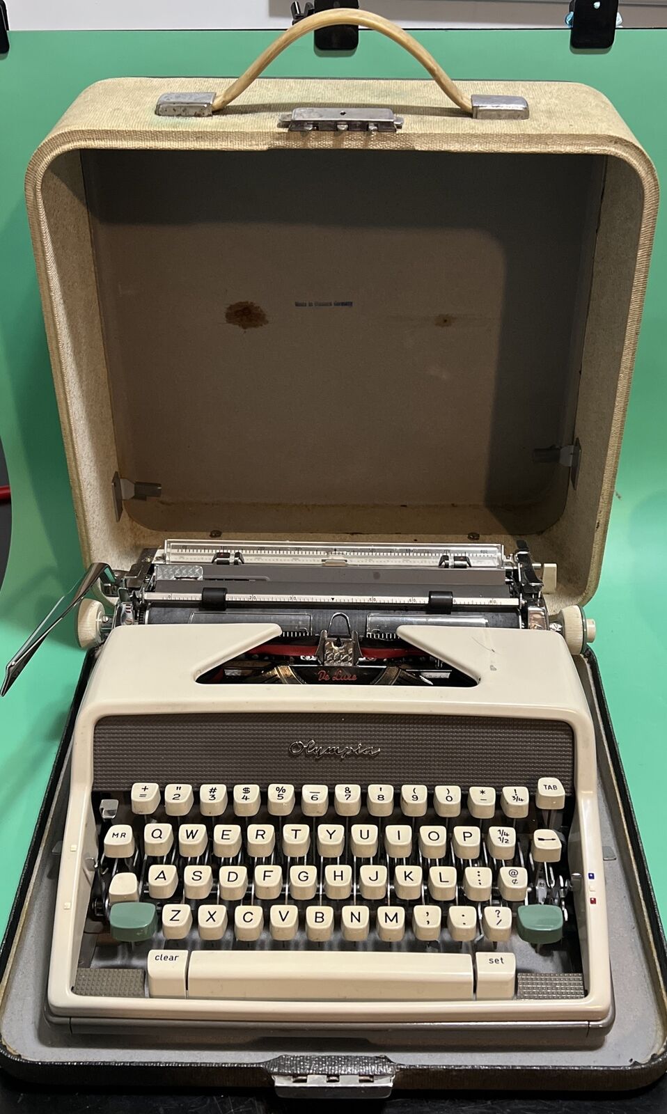 Olympia De Luxe SM7 Portable Manual Typewriter - Sticky Keys Need Restored