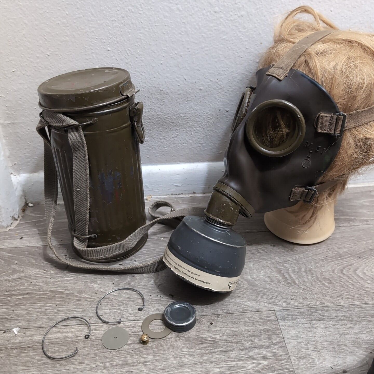 ww2 Italian M31 gas mask w/ canister And Straps