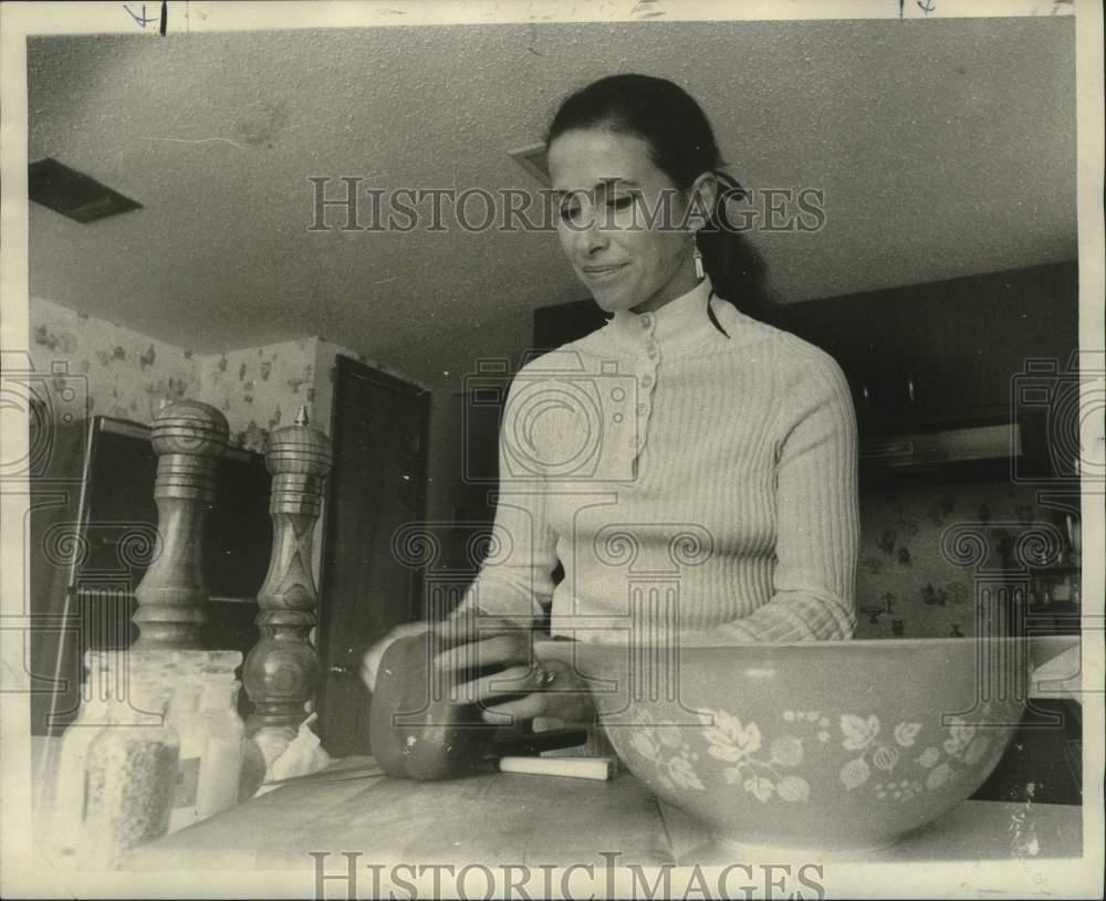 1970 Press Photo Ballerina Fiorella prepares salad to be served with Risotto