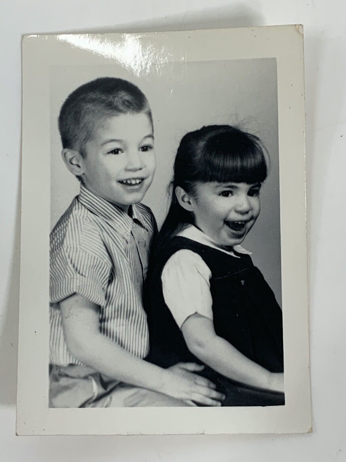 (AdA) FOUND PHOTO Photograph Snapshot VTG Kids Brother Sister Happy Smiling