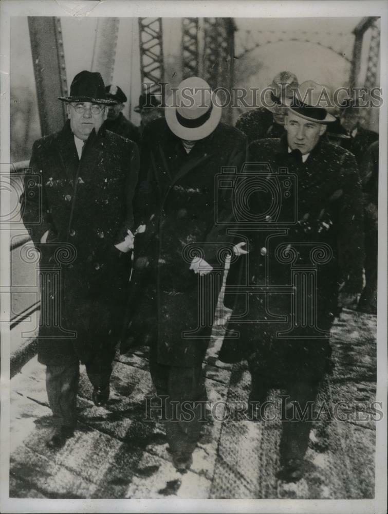 1935 Press Photo Martin Farrell of Mais Gang Recovering Body at Neshaminy Creek