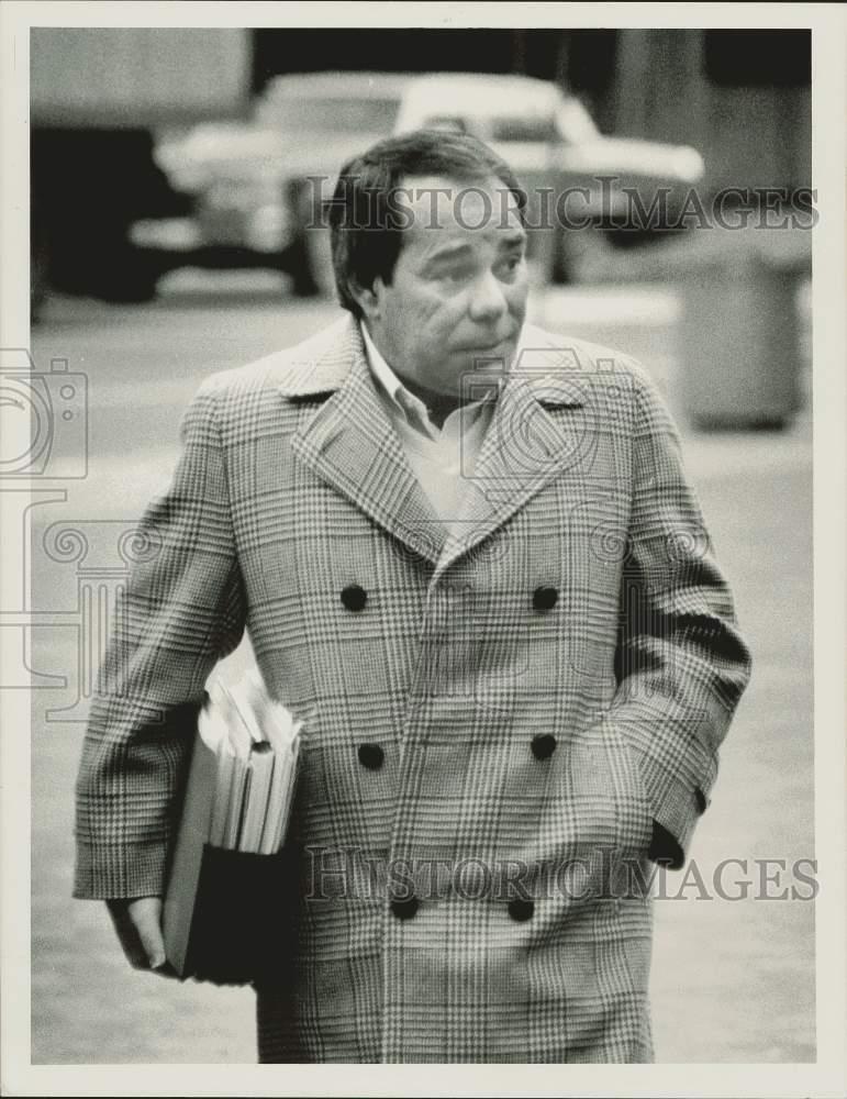 1988 Press Photo Donald J. Pepe entering Springfield Federal Court Building.