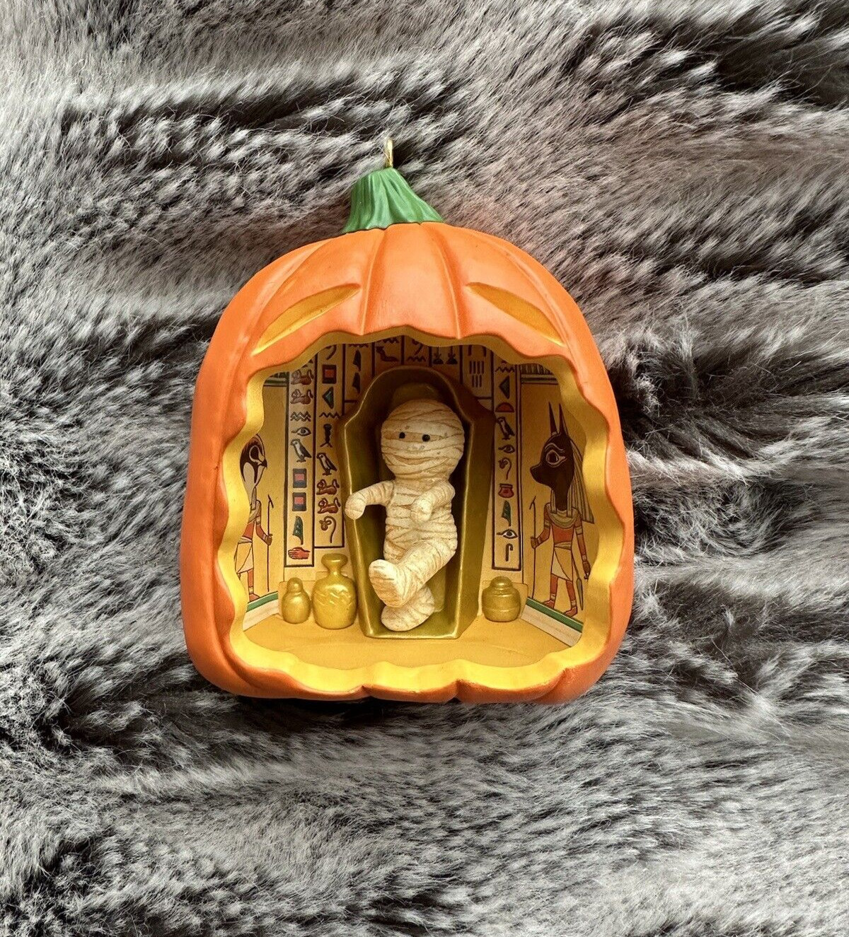 NWOB 2017 Hallmark Happy Halloween Keepsake Ornament Mummy in Pumpkin 5 in Serie
