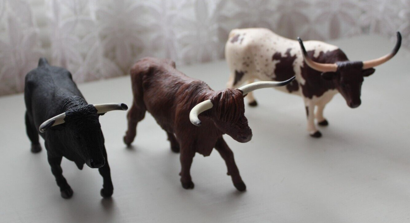 Mojo 2015 Hard Plastic Longhorn Cattle Figures Set of 3