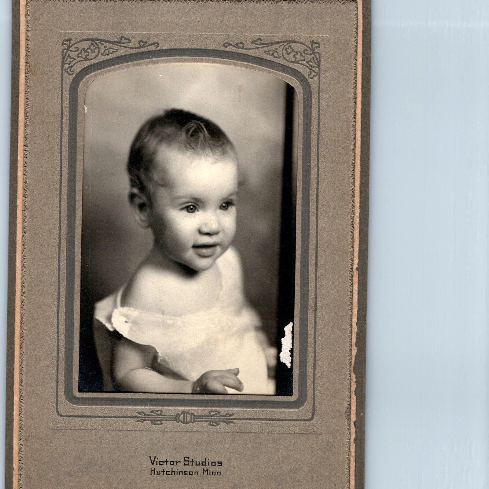 c1910s Hutchinson, Minnesota Cute Baby Girl Big Eyes Cabinet Card Photo MN 1U