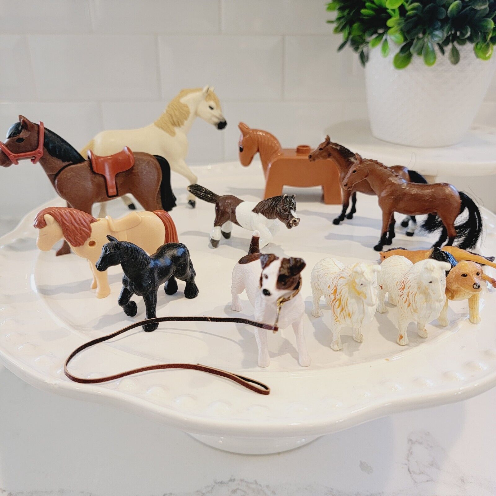 Lot of Horses & Dogs Figurines LEGO - Playmobil - Safari LTD - MMTL - Unbranded