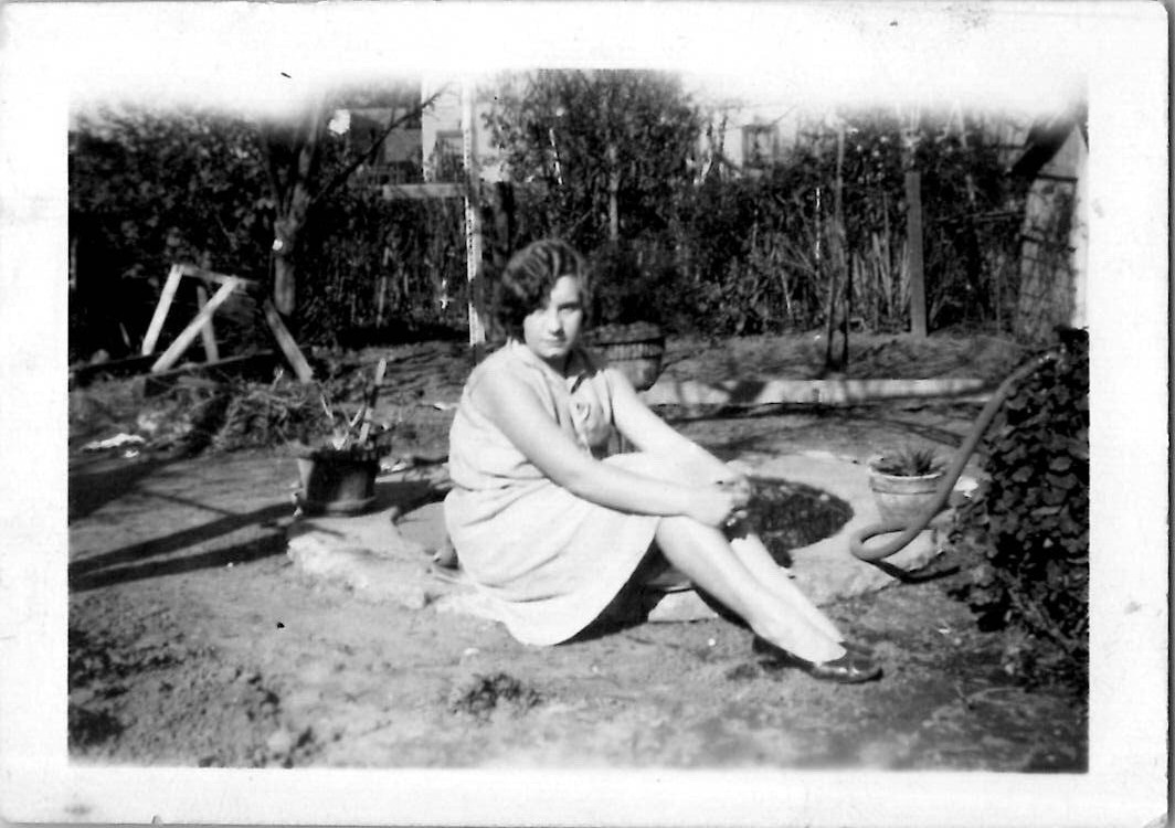 Curvy Young Flapper Girl Nice Sexy Legs Feet In the Garden 1920s Vintage Photo