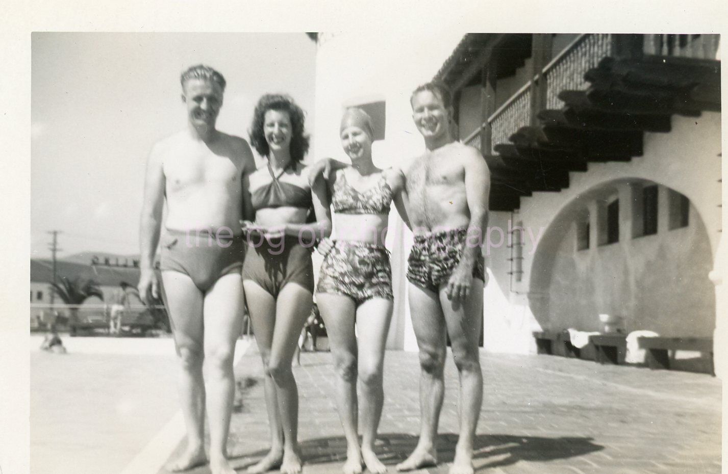 A DAY AT THE BEACH Vintage FOUND PHOTO Black And White Snapshot 312 LA 87 C2