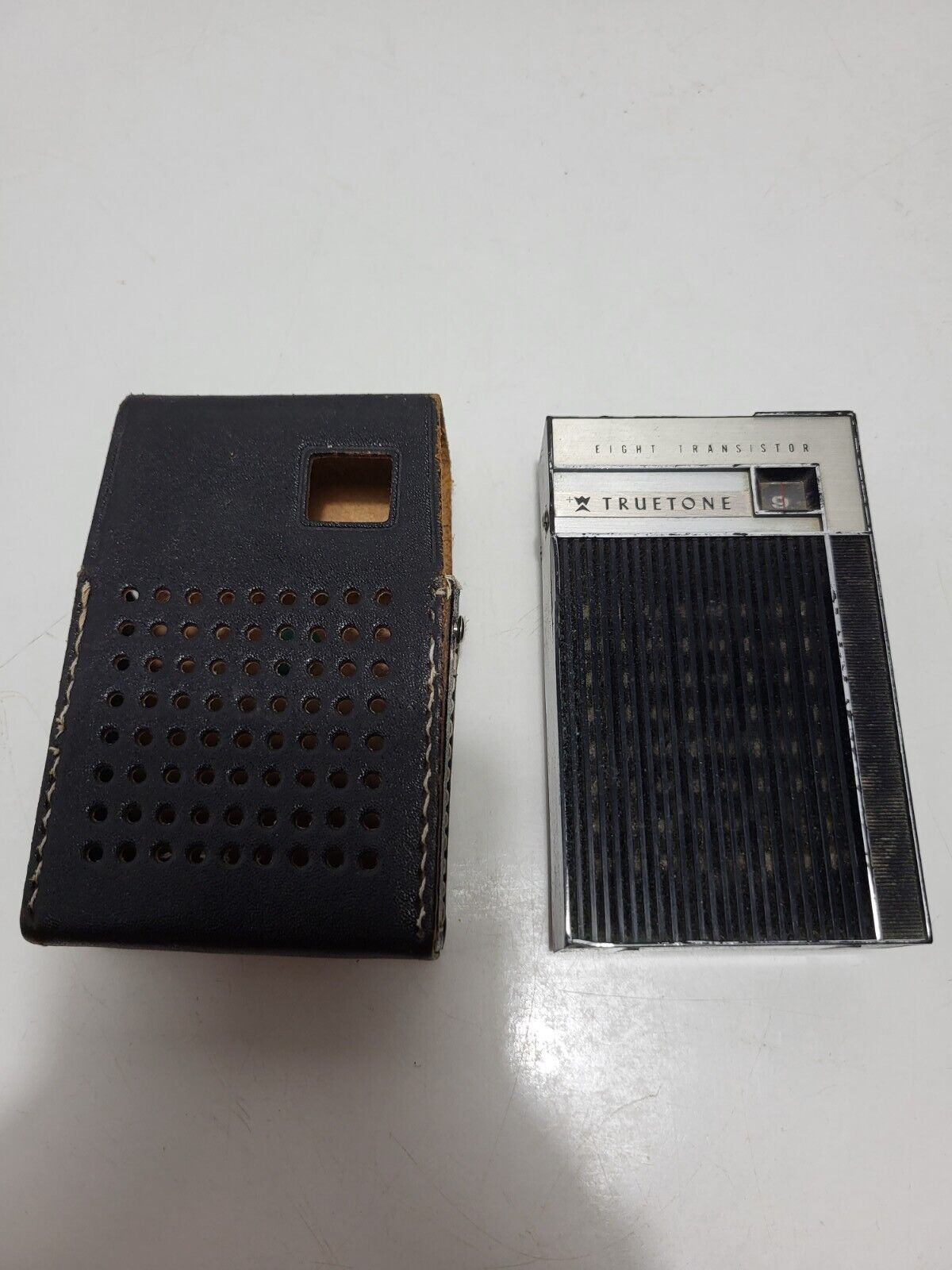 Vintage TRUETONE 8 Transistor Portable Radio With Leather Case.
