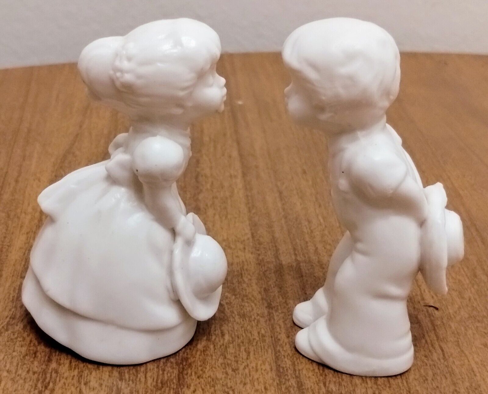 VTG Schmid Kissing Boy and Girl White Porcelain Bisque Holding Hats 4.5”