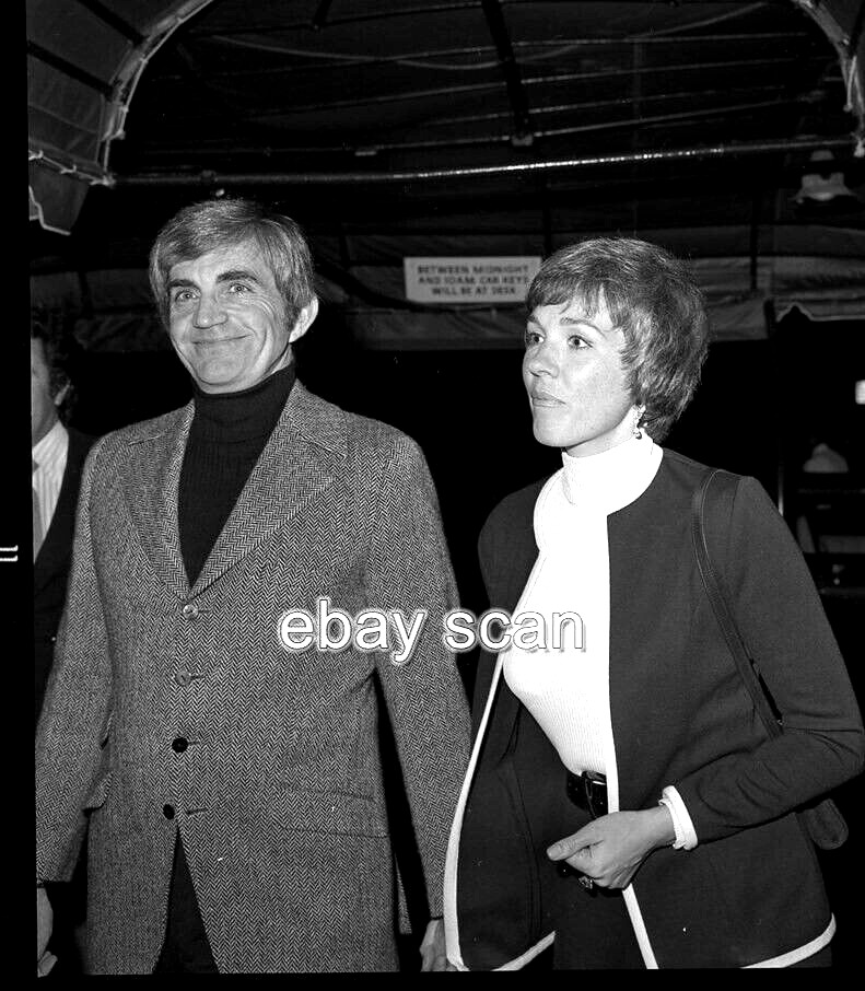 JULIE ANDREWS DATE NIGHT CANDID   8X10 PHOTO 158