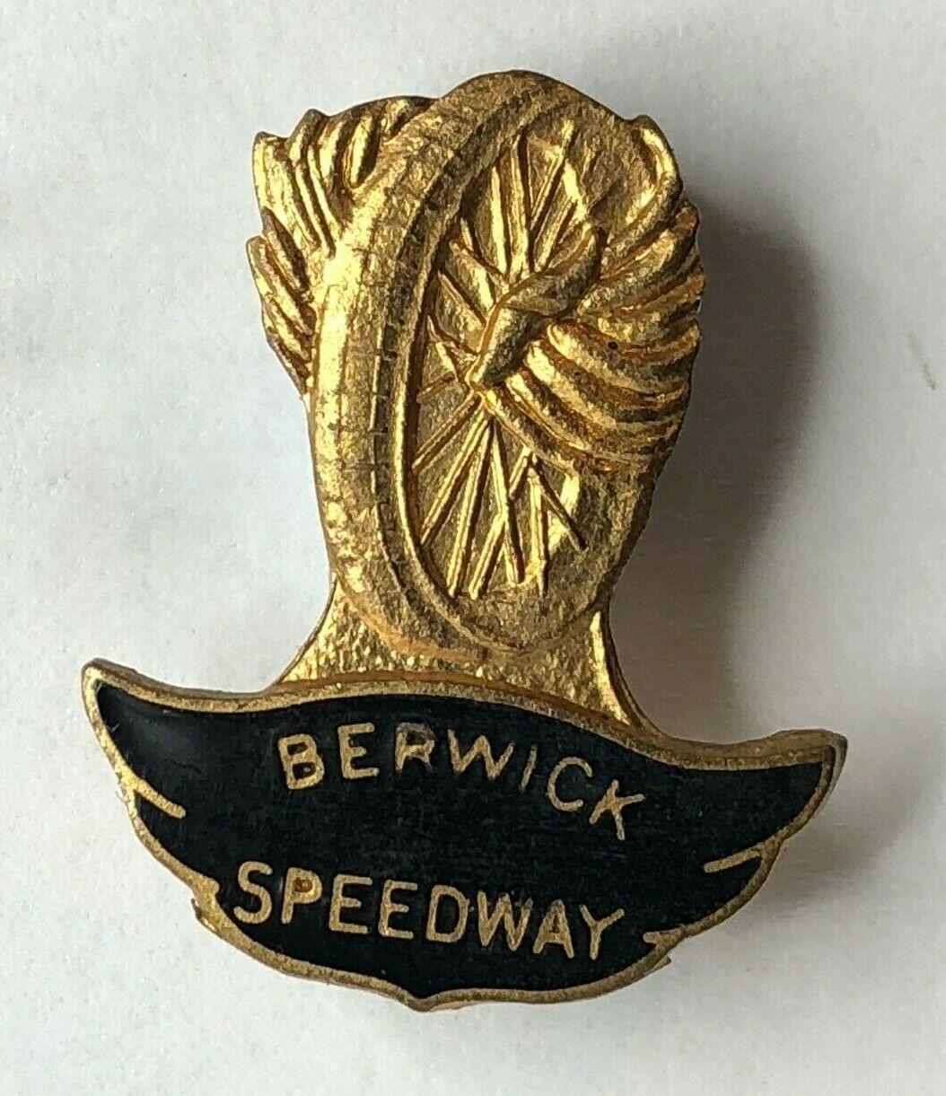 Early Berwick Speedway enamel Badge 1968 W Reeves & Co 25 x 21 mm 