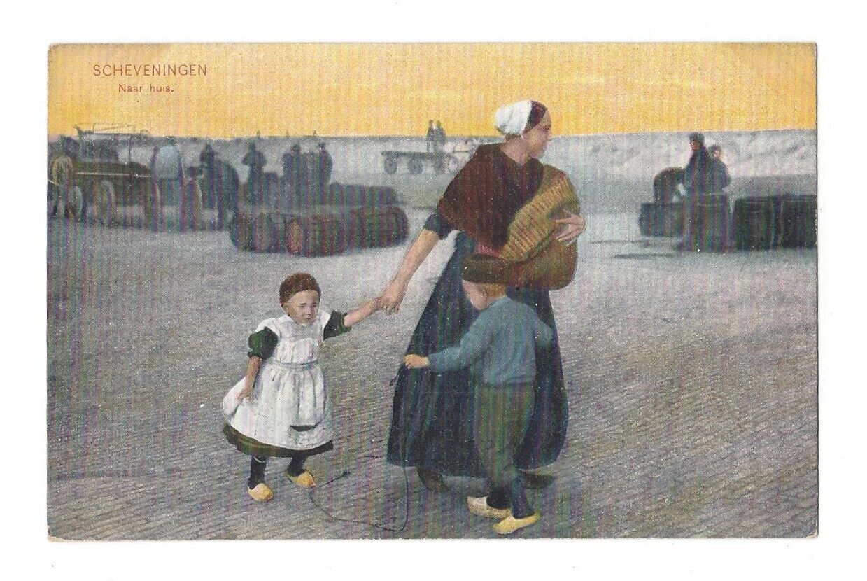 1907 SCHEVENINGEN NAAR HUIS MOTHER WITH CHILDREN HOLLAND NETHERLANDS VT POSTCARD