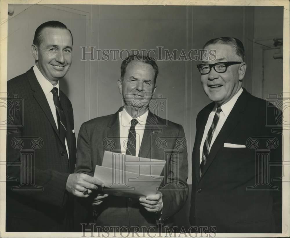 1965 Press Photo H. J. Parker (right) poses with two other men for photo