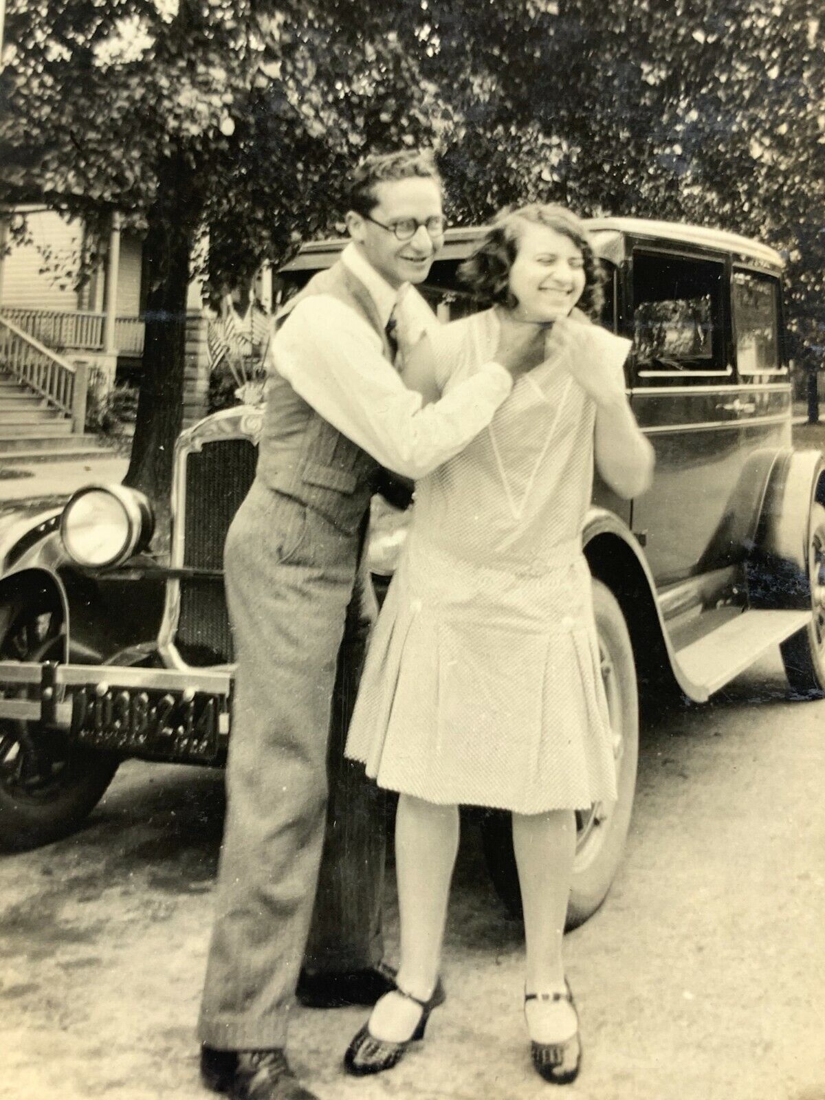 E7 Found Photograph 1929 Man Laughing Woman Old Car Funny Odd