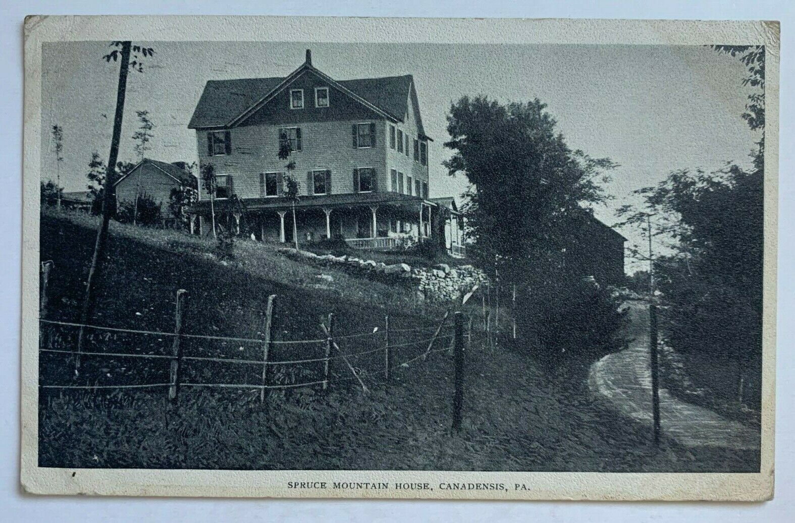 1908 PA Postcard Canadensis Pennsylvania Spruce Mountain House road fence bldg