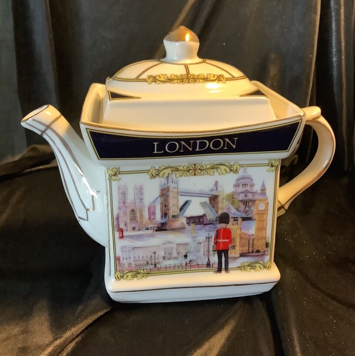 Tea Pot, English Ceramic collection, London Sites, Gold Trim