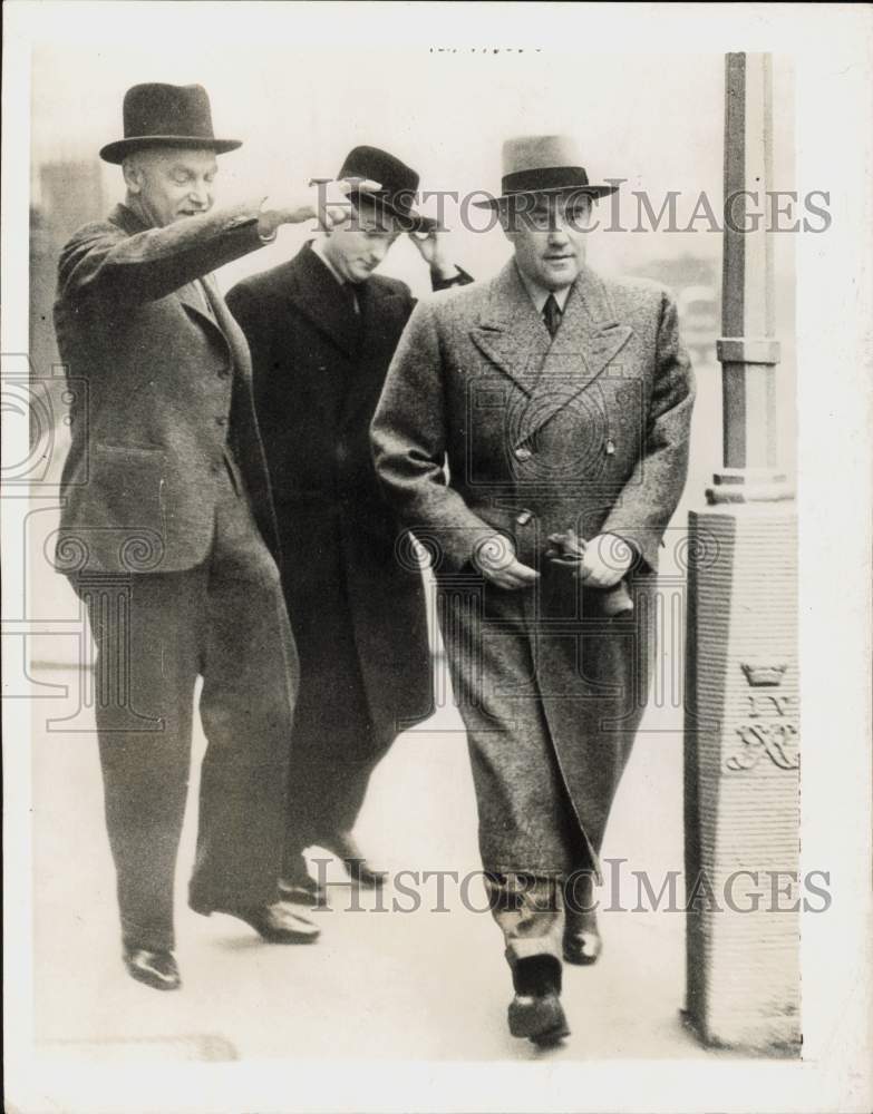 1938 Press Photo Maj. Gen. Karl Bodenschatz leaving German Embassy, England