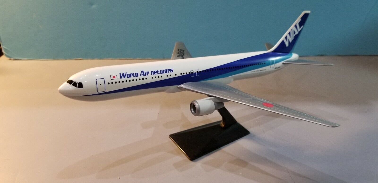 FLIGHT MINATURE WORLD AIR NETWORK 767-300ER 1:200 SCALE PLASTIC SNAPFIT MODEL